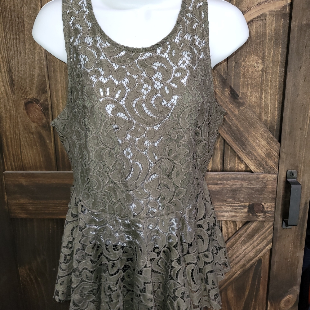 Sleevless peplum lace top